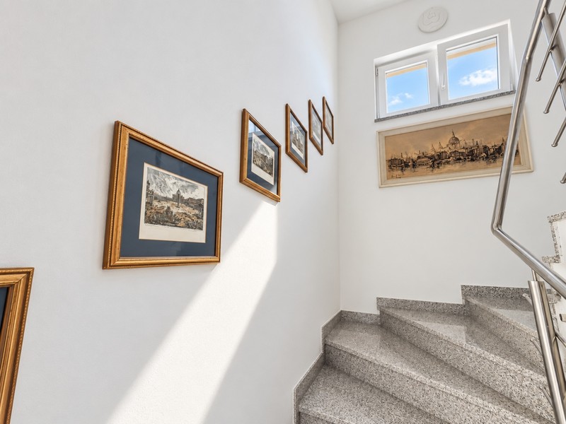Treppenhaus mit Bildern an der Wand