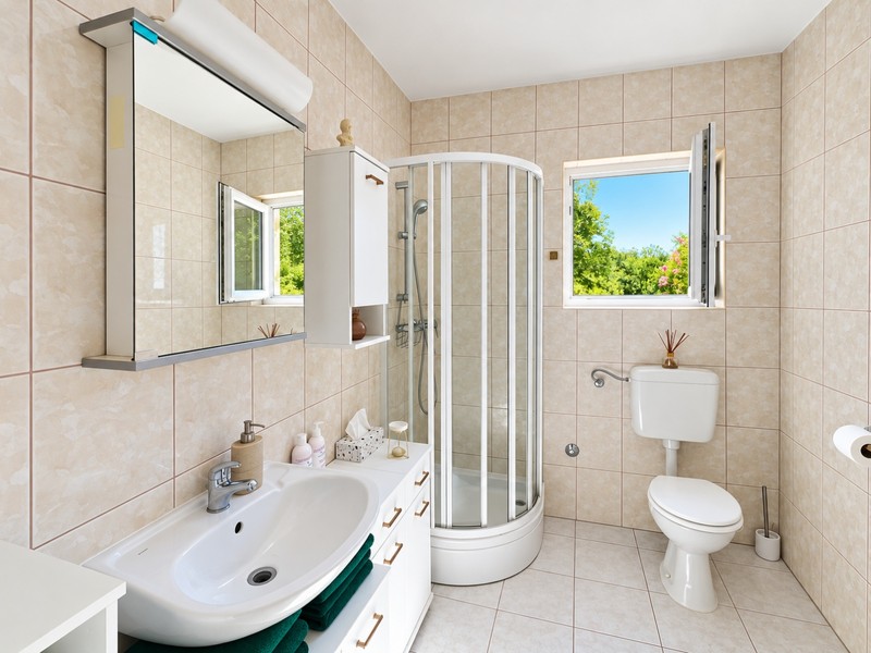 Badezimmer mit Duschkabine und Fenster