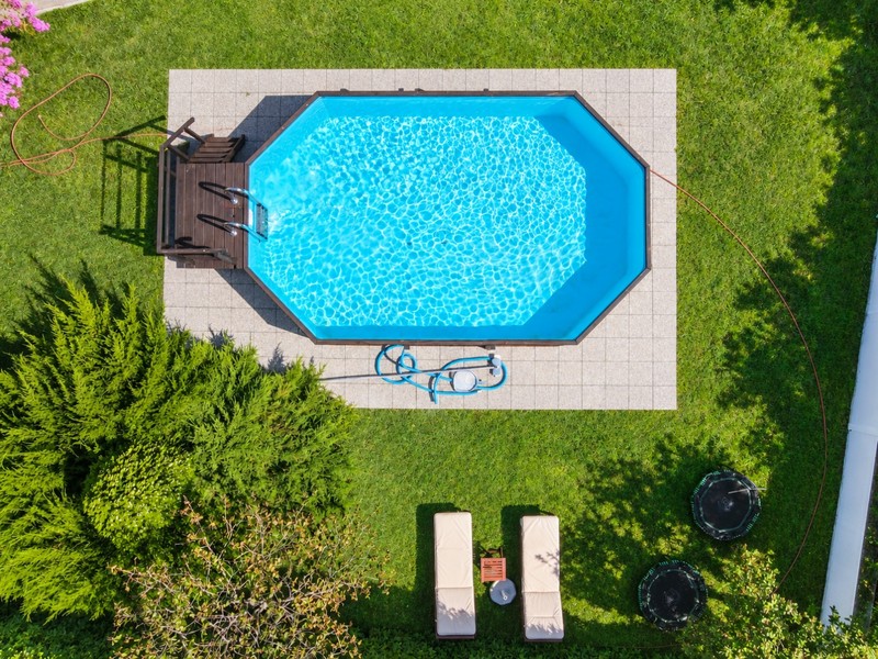 Pool im Garten von oben