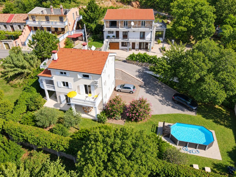 Haus mit Pool und Garten aus der Luft