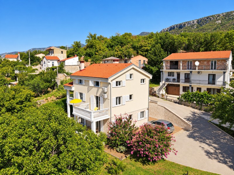 Haus mit Balkonen in ruhiger Wohnlage