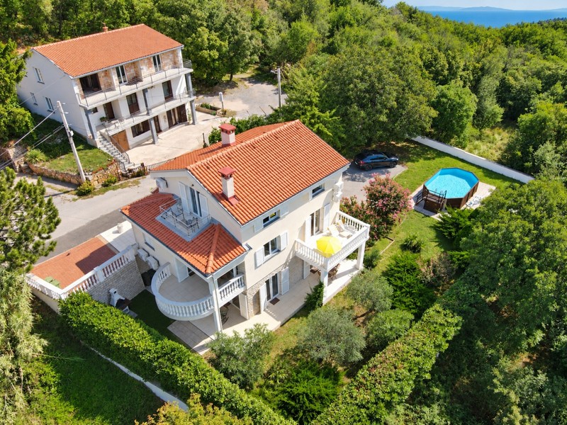 Haus mit Pool, Garten und Balkonen von oben