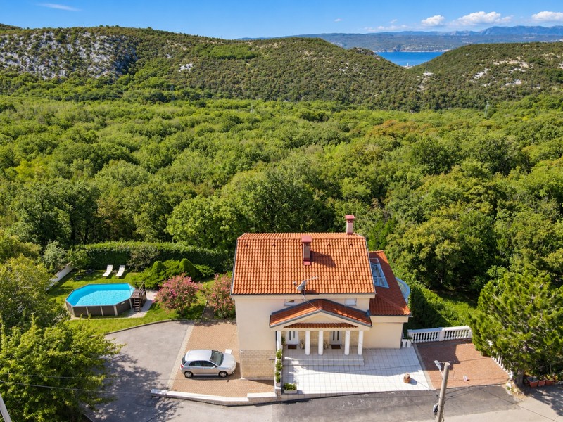 Haus im Grünen mit Pool, Blick über den Wald