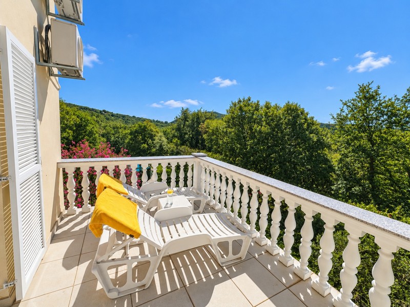 Balkon mit Liegestühlen und Blick ins Grüne