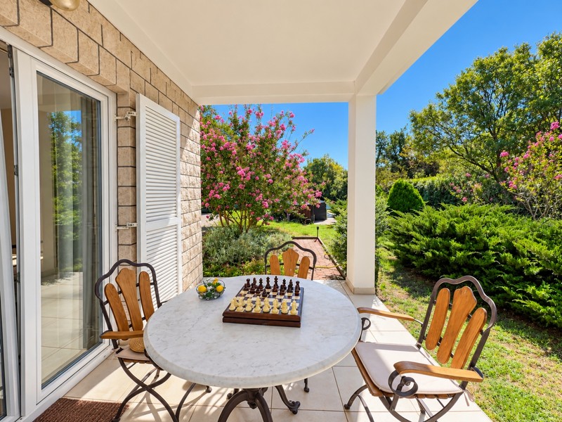 Terrasse mit Esstisch und Blick in den Garten
