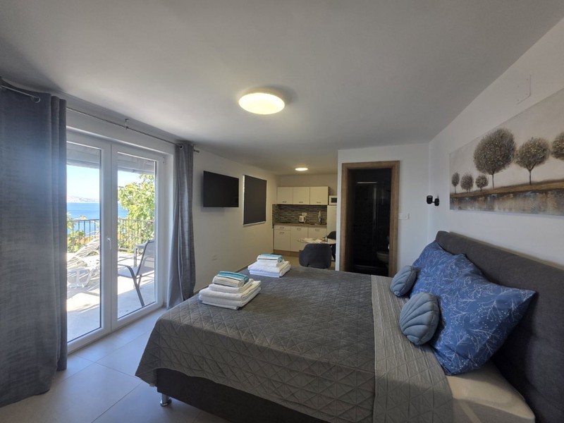 Studio mit Doppelbett und Terrassentür