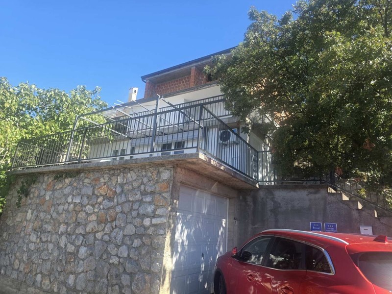 Außenansicht mit Garage
