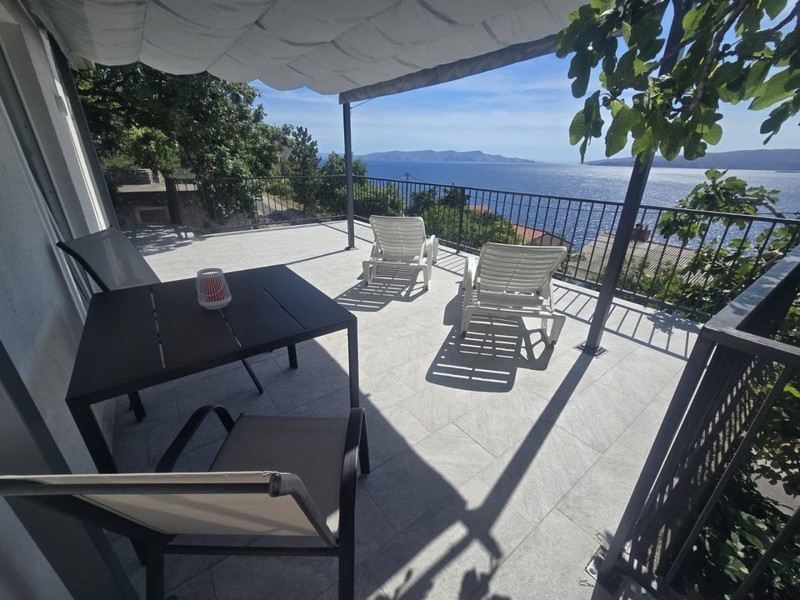 Überdachte Terrasse mit Sonnenliegen