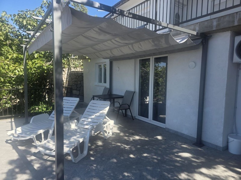 Terrasse mit Sonnensegel vor dem Studio
