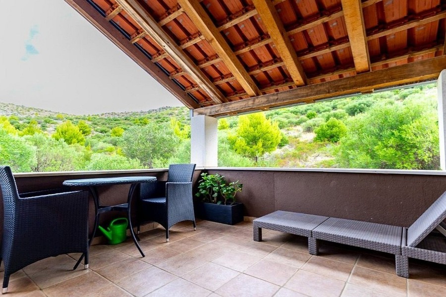 Überdachte Terrasse mit Blick ins Grüne
