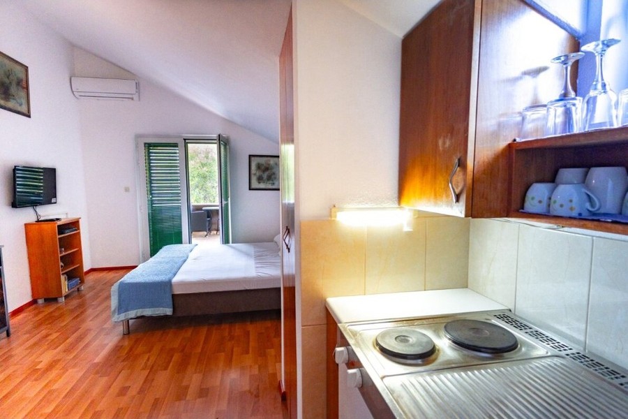 Studio mit Doppelbett und Küchenzeile