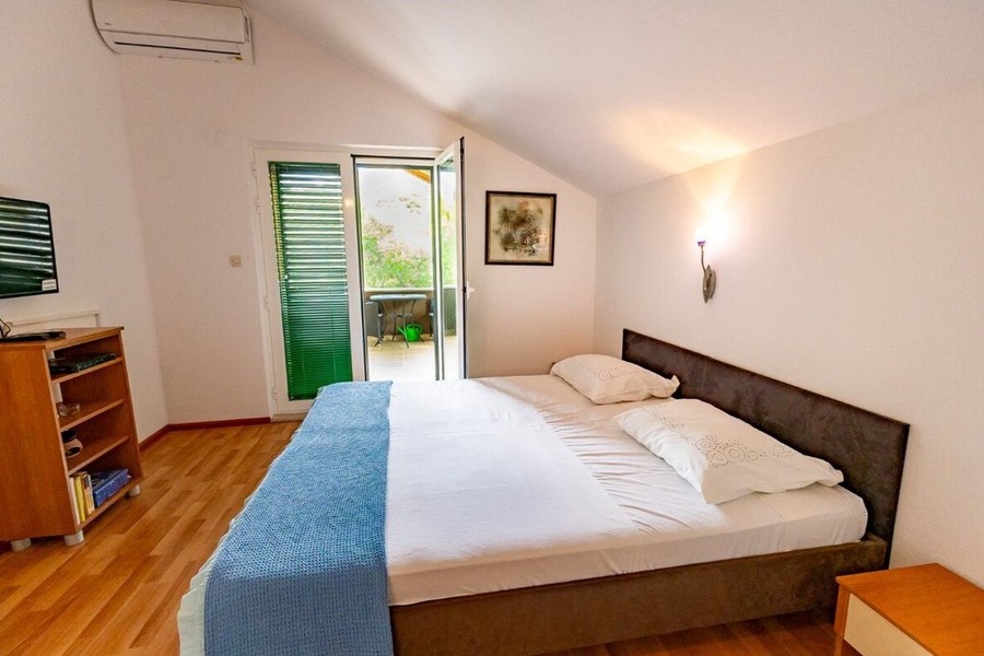 Schlafzimmer mit Zugang zur Terrasse