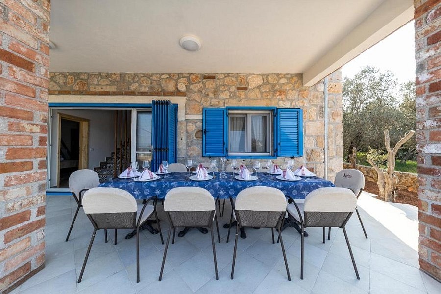Überdachte Terrasse mit großem Esstisch