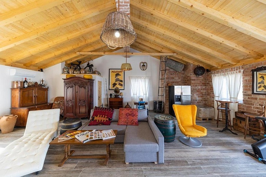 Wohnzimmer im Obergeschoss mit Holzdecke