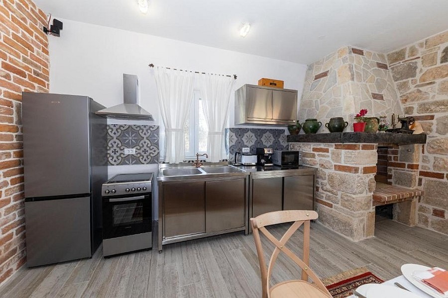Küche mit Edelstahlzeile und Kühlschrank