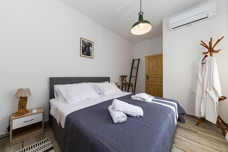 Schlafzimmer mit Doppelbett und Klimaanlage