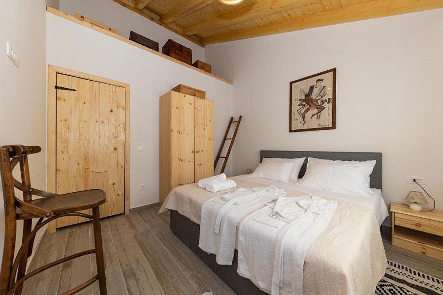 Schlafzimmer mit Holzdecke und Schrank