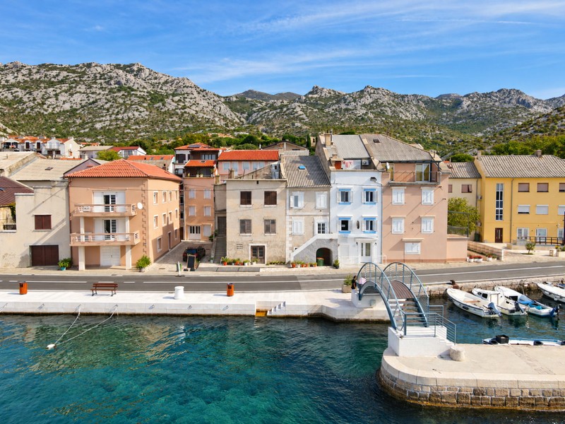 Steinhaus in erster Reihe am Hafen von Karlobag, Kvarner Bucht