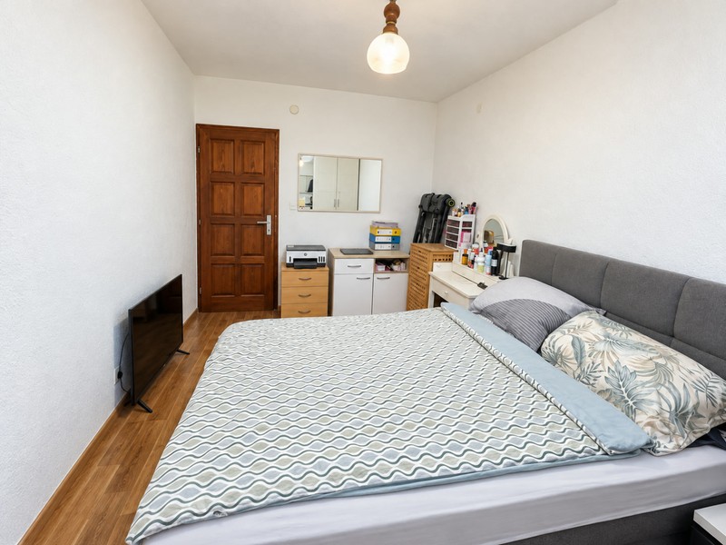 Schlafzimmer mit Doppelbett und Fernseher