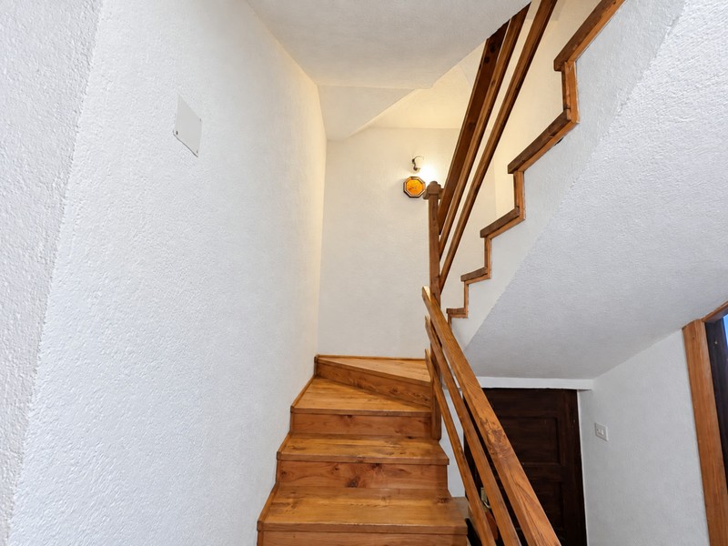 Treppenhaus mit Holztreppe