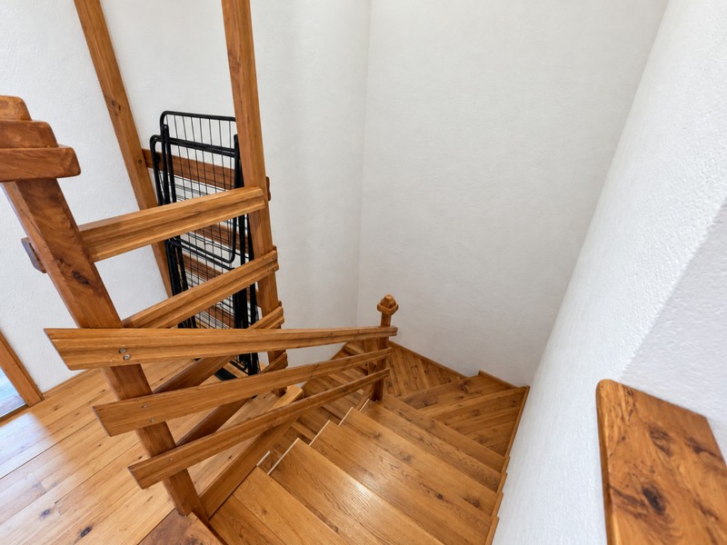 Holztreppe zum Dachgeschoss