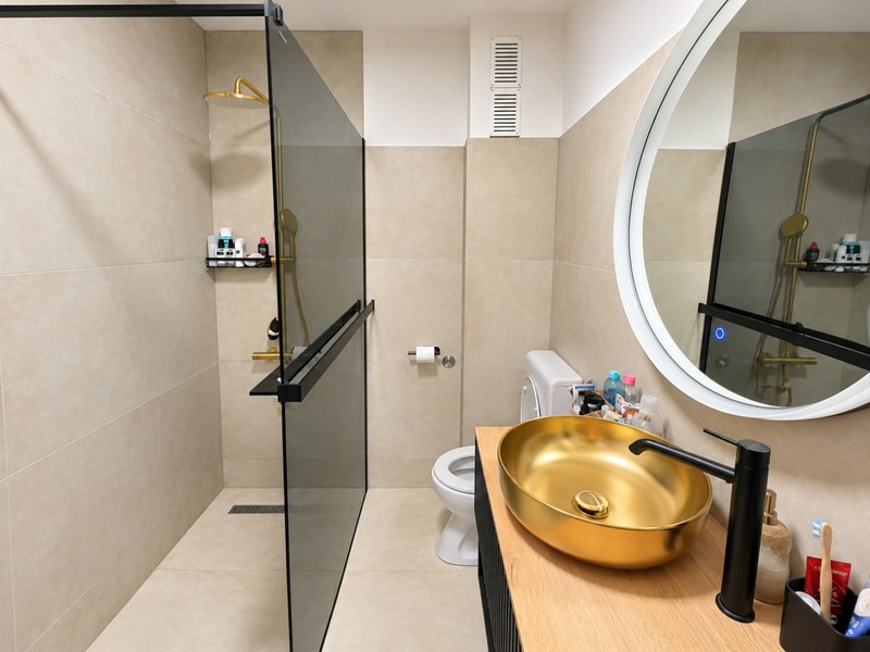 Badezimmer mit Dusche und Waschtisch