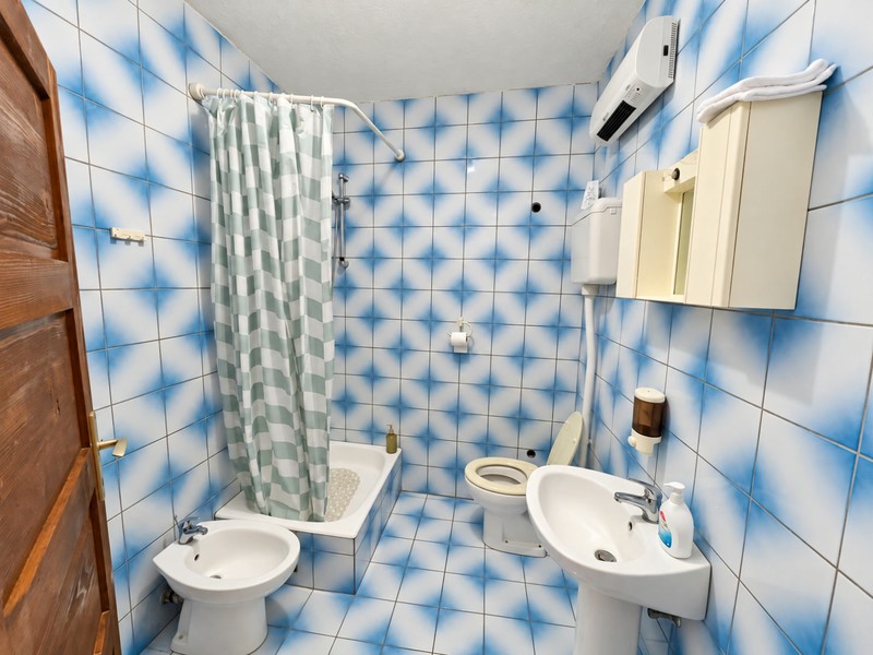 Badezimmer mit blauen Fliesen