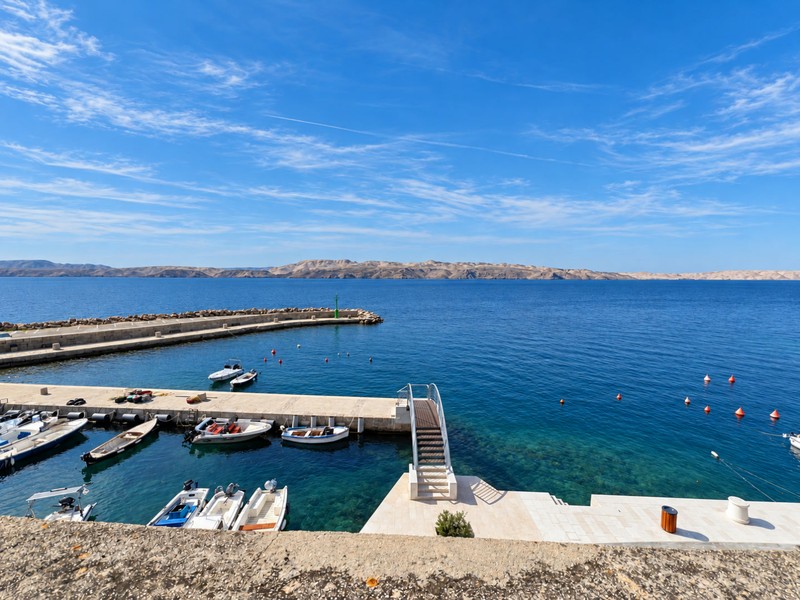 Blick von der Dachterrasse auf Hafen und Meer