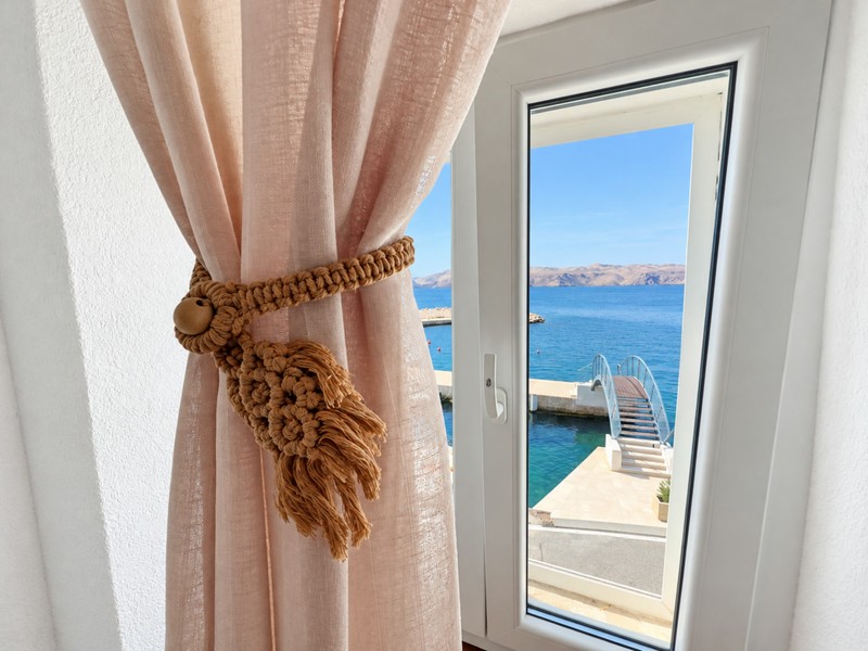 Balkontür mit Blick auf das Meer