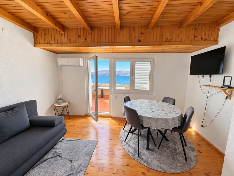 Wohnzimmer mit Zugang zur Terrasse