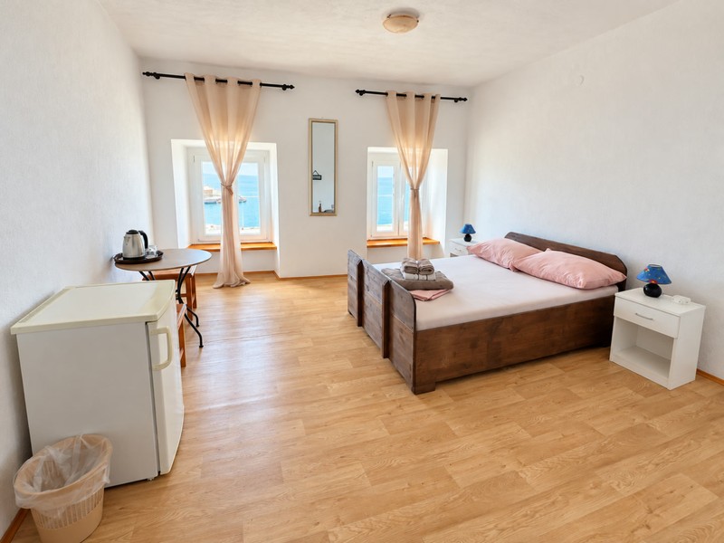Helles Schlafzimmer mit Holzboden