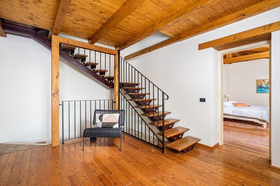 Treppe mit Holzstufen und Dielenboden