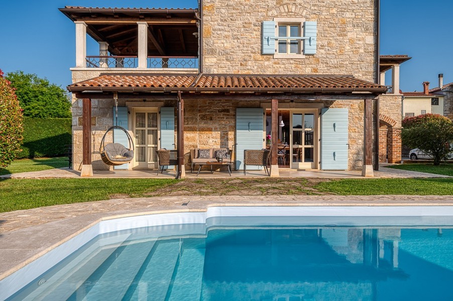 Steinvilla mit Pool und überdachter Terrasse in Visnjan, Istrien