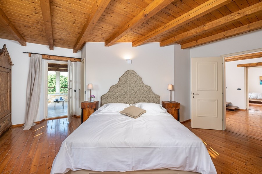 Schlafzimmer mit Doppelbett und Zugang zum Balkon