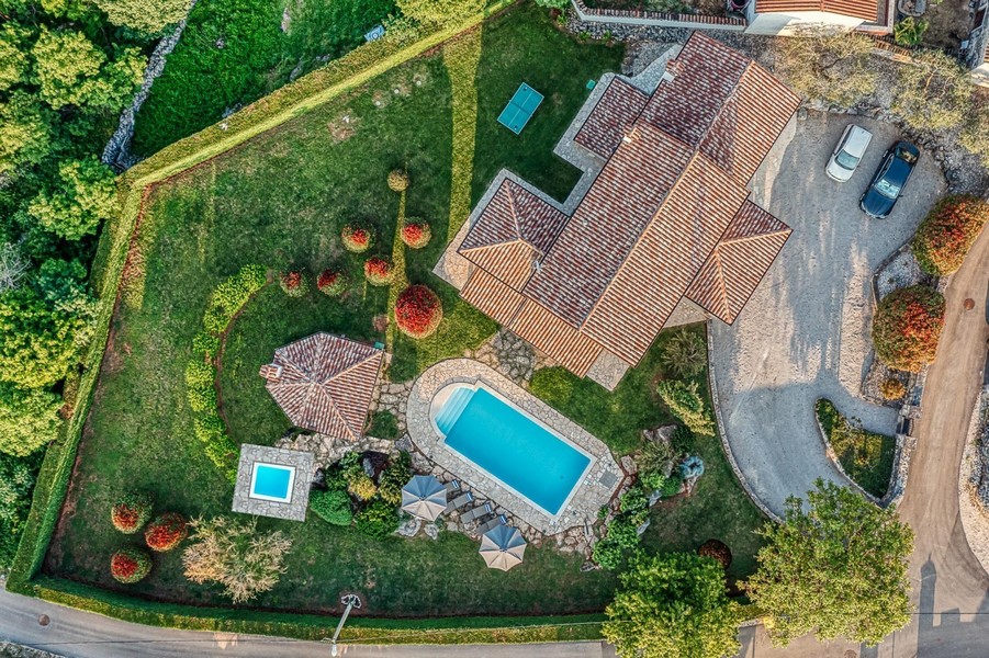 Grundstück von oben mit Pool, Pavillon und kleinem Becken