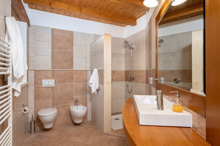 Bad mit Walk-in-Dusche und Handtuchheizkörper