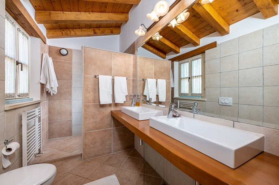 Badezimmer mit Spiegel, Fenster und Dusche