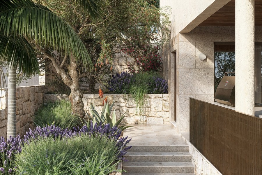 Mediterraner Garten mit Treppe zum Haus