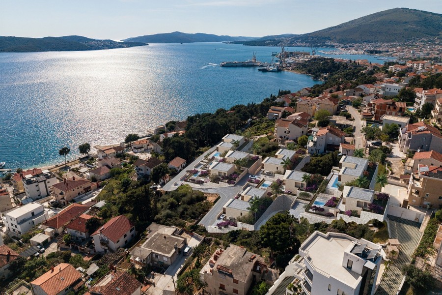 Luftbild der Küste und der Bucht von Trogir