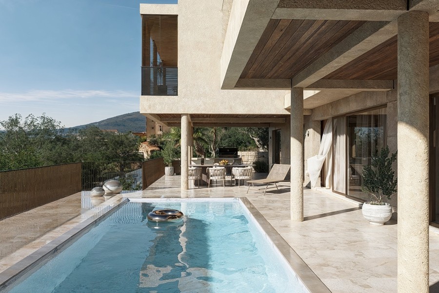 Swimmingpool mit Sonnendeck neben der Terrasse