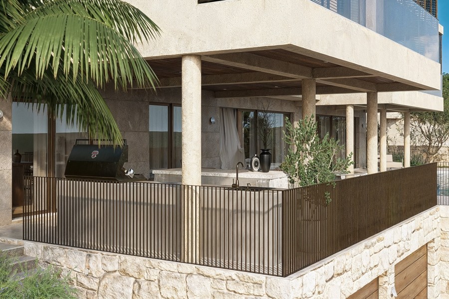 Terrasse mit Geländer über dem Garten