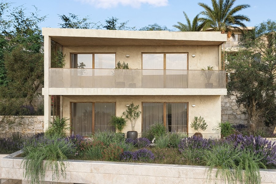 Fassade mit Glasgeländer und Garten