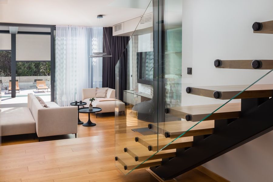 Schwebende Treppe mit Glasgeländer