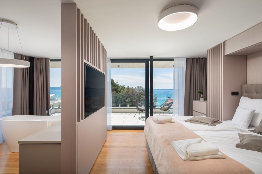Schlafzimmer mit Doppelbett und Blick auf das Meer