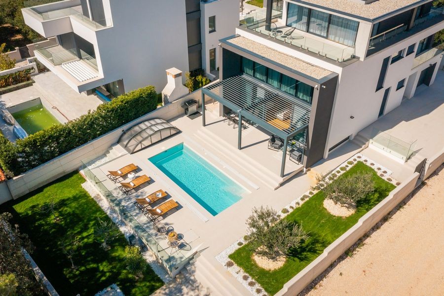 Luftbild der Villa mit Pool und Garten
