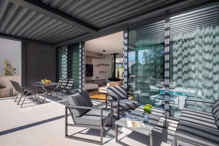 Terrasse unter der Pergola mit Lounge