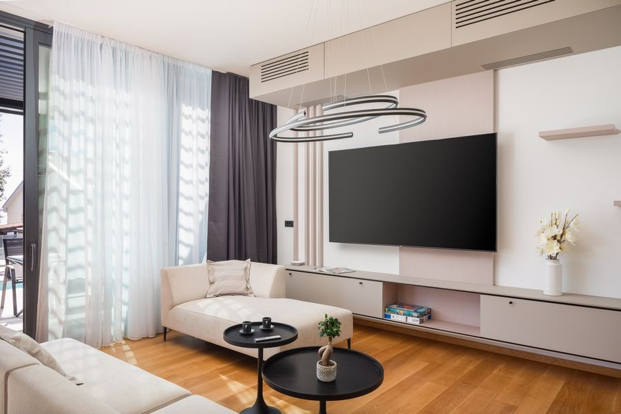 Wohnzimmer mit Fernseher und Pendelleuchte