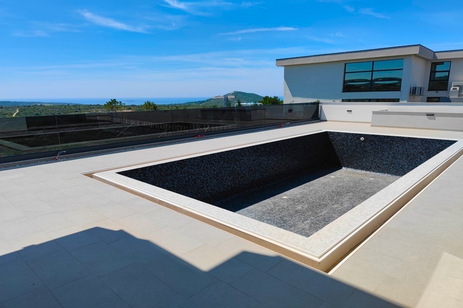 Pool im Bau neben der Villa