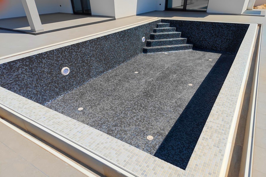 Poolbecken mit Mosaikfliesen und Treppe