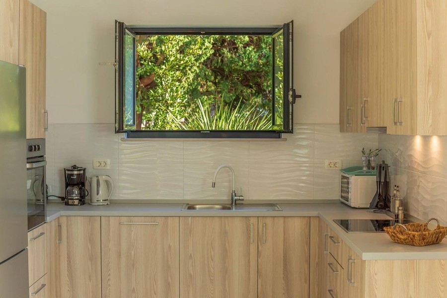 Küche mit Holzfronten und Fenster